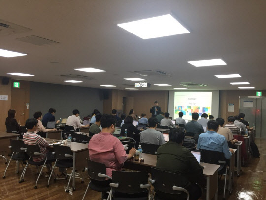 지난 9월 27일 서울 서초구 방배동 한국제약바이오협회 인공지능신약개발지원센터에서 진행된 '일반교육과정'에서 수강생들이  주철휘 부센터장의 강의를 듣고 있다.                  한국제약바이오협회 제공